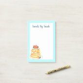 メープルシロップとフルーツとクリームが入ったふわふわのパンケーキ ポストイット (デスク上)