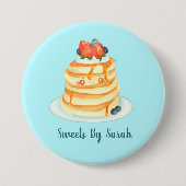 メープルシロップとフルーツとクリームが入ったふわふわのパンケーキ 缶バッジ (正面)