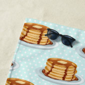 メープルシロップと水玉模様模様のパンケーキ ビーチタオル (インサイチュ)