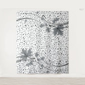 メープル葉水玉模様グレーとブラック タペストリー (正面)