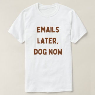 メールは後で、犬を優先 – 面白い在宅ワークグッズ Tシャツ