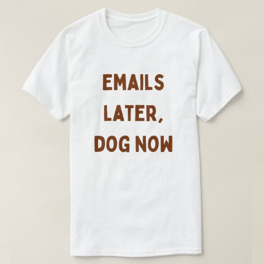 メールは後で、犬を優先 – 面白い在宅ワークグッズ Tシャツ (デザイン正面)