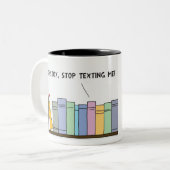 メールや文字を打つオンザブックシェルフブラック ツートーンマグカップ (正面左)