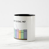 メールや文字を打つオンザブックシェルフブラック ツートーンマグカップ (中央)