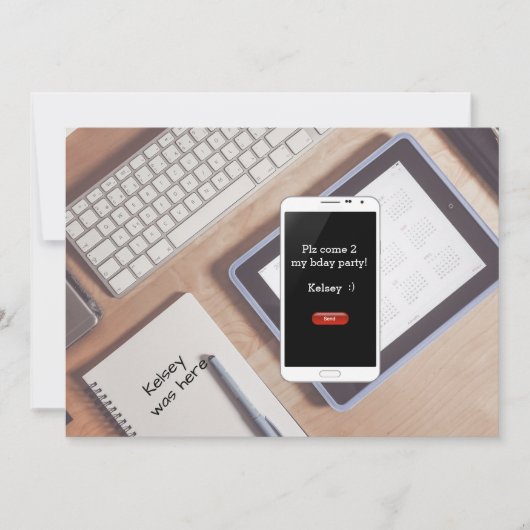 メールや文字を打つ誕生日招待状 招待状 (正面)