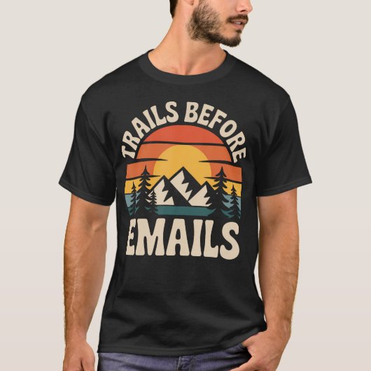 メールよりトレイルが先 冗談 Tシャツ (正面)