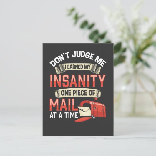 メールキャリア用の異常なメー熱狂するルマン引用文 ポストカード (スタンド正面)