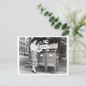 メールボックスのヴィンテージの女性の白黒の写真 ポストカード (スタンド正面)