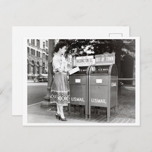 メールボックスのヴィンテージの女性の白黒の写真 ポストカード (正面/裏面)