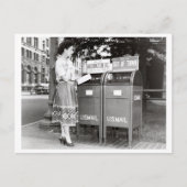 メールボックスのヴィンテージの女性の白黒の写真 ポストカード (正面)