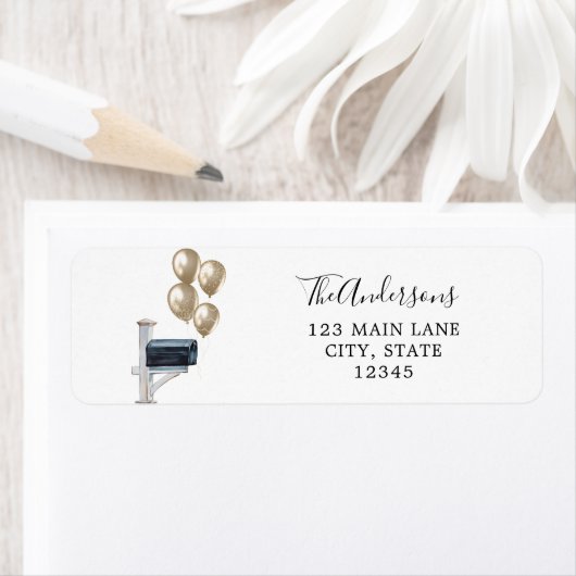 メールボックス内の金ゴールドバルーン ラベル (インサイチュ)