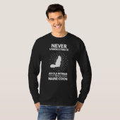 メーンのあらいぐまを持つ老婦人を決して過小評価しない Tシャツ (正面フル)