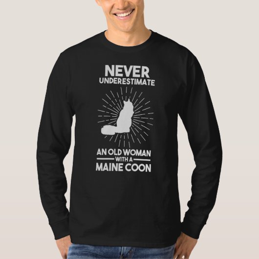 メーンのあらいぐまを持つ老婦人を決して過小評価しない Tシャツ (正面)