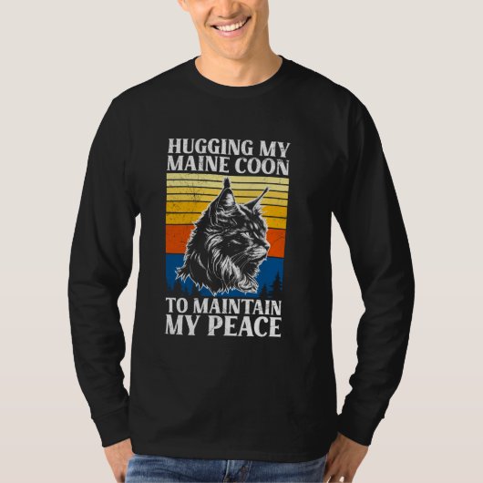 メーンクーンが私のメーンクーンを抱き締めて平和を維持 Tシャツ (正面)