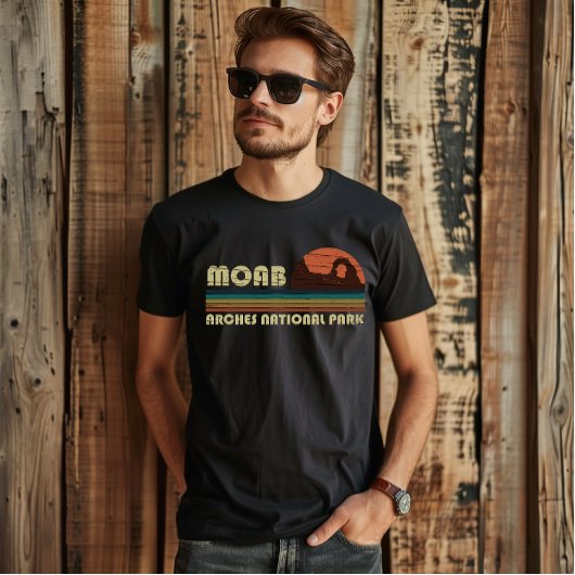 モアブユタヴィンテージサンセットアルシュ国立公園 Tシャツ