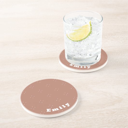 モカのムースの背景にモノグラムの白い矢印 | コースター (側面)