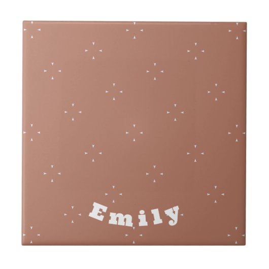 モカのムースの背景にモノグラムの白い矢印 | タイル (正面)