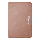 モカのムースの背景にモノグラムの白い矢印 | バスマット (正面縦)