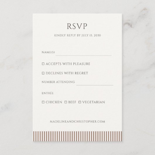 モカブラウンストライプミニマリスト結婚式RSVP エンクロージャーカード (正面)
