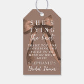 モカブラウン 彼女は結婚式のノットを結んでいる お辞儀 ブライダルシャワー ギフトタグ (正面)