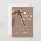 モカブラウン 彼女は結婚式のノットを結んでいる お辞儀 ブライダルシャワー サンキューカード (正面)