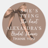 モカブラウン 彼女は結婚式のノットを結んでいる お辞儀 ブライダルシャワー ラウンドシール (正面)