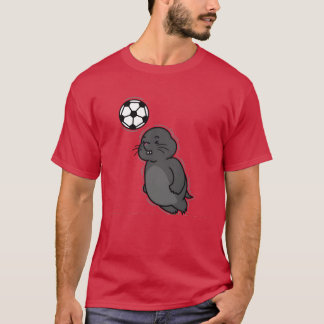 モグラがサッカーをする動物モウンドの友達 Tシャツ
