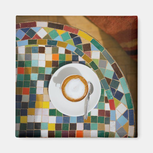 モザイクテーブルの上のコージーなカプチーノ コーヒー写真 マグネット (正面)