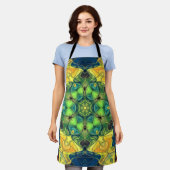 モザイクマンダラフラワーグリーン黄色と青 エプロン (着用した状態)