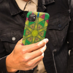 モザイク万華鏡のように千変万化するパターンフラワーグリーン黄色と赤 iPhone 11 ケース