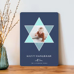 モザイク星 | Hanukkahフォトカード シーズンカード<br><div class="desc">ハヌカエレガントーの写真モダンカードはダビデの星の中に写真セットを備えお気に入りの、モザイク効果のために青の明るい色合いをアクセントユニークに、豊かな海軍の背景に。「ハッピーハヌカー」は白モダンと灰色のレタリングに淡い色の登場する。下に沿って自分の名前でパーソナライズし、2つの追加の写真と背面に個人メッセージを追加する。</div>