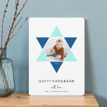 モザイク星 | Hanukkahフォトホリデー シーズンカード<br><div class="desc">ハヌカエレガントーの写真カードはお気に入りの、白い背景にモザイク効果のための青の明るい色合いをアクセントにしたダビデのスターの中に写真セットを備えユニークている。「ハッピーハヌカー」は白いモダンきれいなレタリング。下に沿って名前でパーソナライズ。</div>
