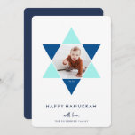 モザイク星 | Hanukkahフォトホリデー シーズンカード<br><div class="desc">ハヌカエレガントーの写真カードはお気に入りの、白い背景にモザイク効果のための青の明るい色合いをアクセントにしたダビデのスターの中に写真セットを備えユニークている。「ハッピーハヌカー」は白いモダンきれいなレタリング。下に沿って名前でパーソナライズ。</div>