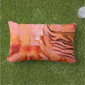モザイク模様の華やかなサーモンの色を柔らかく刻んだ アウトドアクッション (芝生)