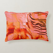 モザイク模様の華やかなサーモンの色を柔らかく刻んだ アクセントクッション (正面)