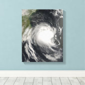 モザンビークに接近する熱帯低気圧飛行 キャンバスプリント (インサイチュ (ウッドフロア))