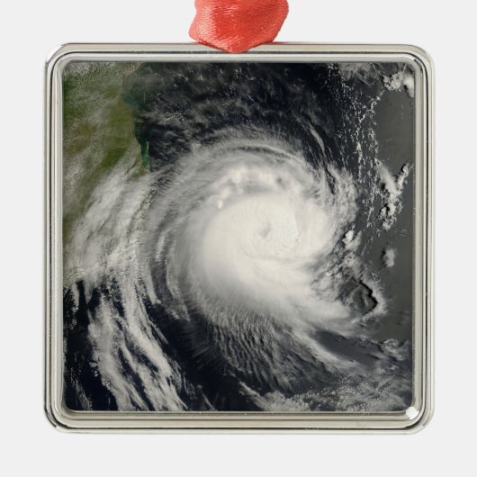 モザンビークに接近する熱帯低気圧飛行 メタルオーナメント (正面)