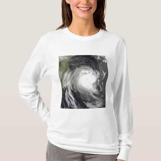 モザンビークに接近する熱帯低気圧飛行 Tシャツ (正面)