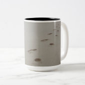 モザンビークの白いビーチの足跡 ツートーンマグカップ (正面右)