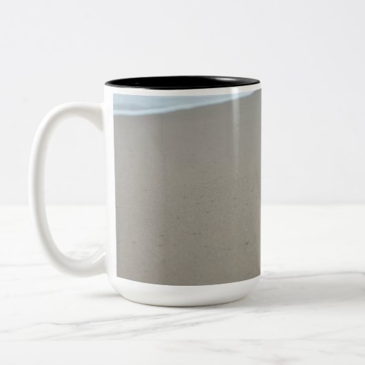 モザンビークの白いビーチの足跡 ツートーンマグカップ (左)