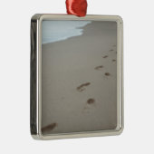 モザンビークの白いビーチの足跡 メタルオーナメント (右)