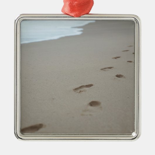モザンビークの白いビーチの足跡 メタルオーナメント (正面)