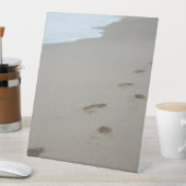 モザンビークの白いビーチの足跡 台座サイン (インサイチュ)