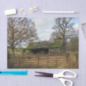 モスカバー屋根を持つ荒廃したイングランド納屋 薄葉紙 (クラフト)