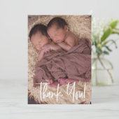 モダンありがとう双子ベビー写真パーソナライズされた サンキューカード (スタンド正面)