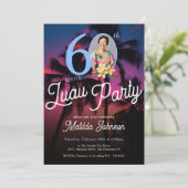 モダンおもしろいカスタム写真ルアウ(ハワイ式宴会)パーティー60誕生日 招待状 (スタンド正面)
