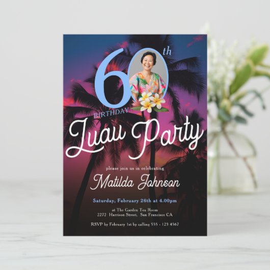 モダンおもしろいカスタム写真ルアウ(ハワイ式宴会)パーティー60誕生日 招待状 (スタンド正面)