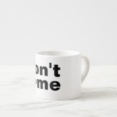 モダンおもしろいカスタム文字ドゥDo @ Me Black エスプレッソカップ (正面右)