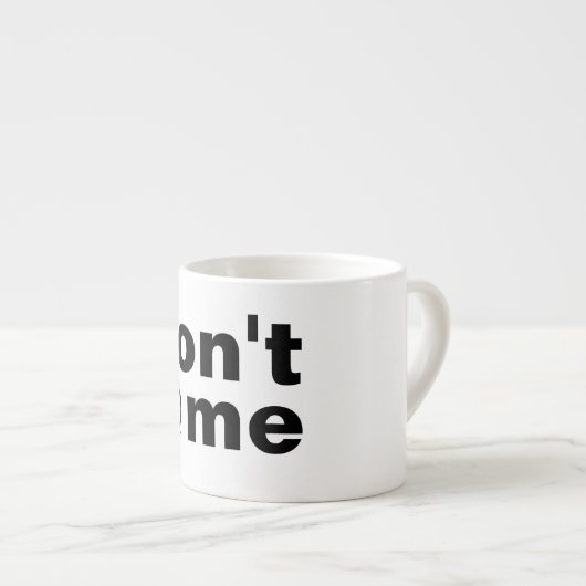 モダンおもしろいカスタム文字ドゥDo @ Me Black エスプレッソカップ (正面右)