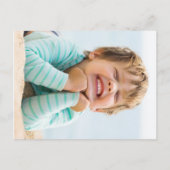 モダンおもしろいハッピーバースデーパーティー青い写真 インビテーションポストカード (裏面)